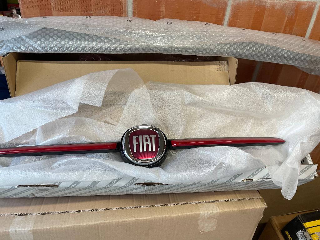 calandre Fiat 500 Emblème Fiat 500 735637413, Enlèvement ou Envoi, Neuf, Fiat, Capot moteur
