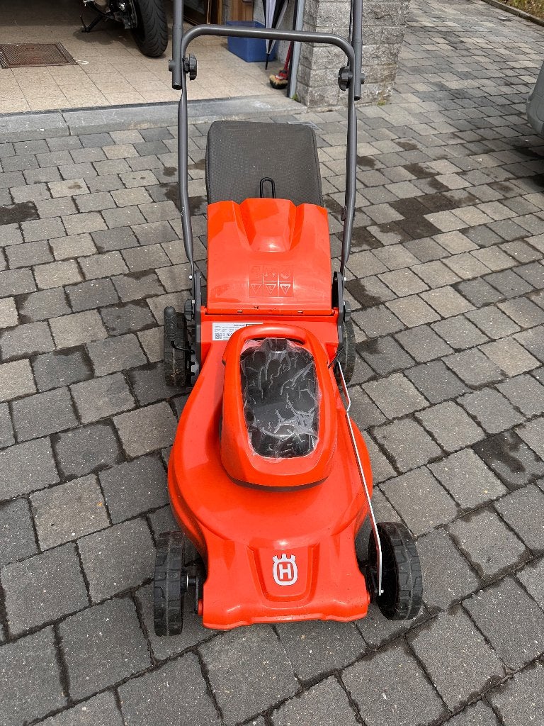 Husqvarna LC 142iS zelfrijdende grasmaaier op accu, Ophalen, Cirkelmaaier, Gebruikt, Accu-grasmaaier