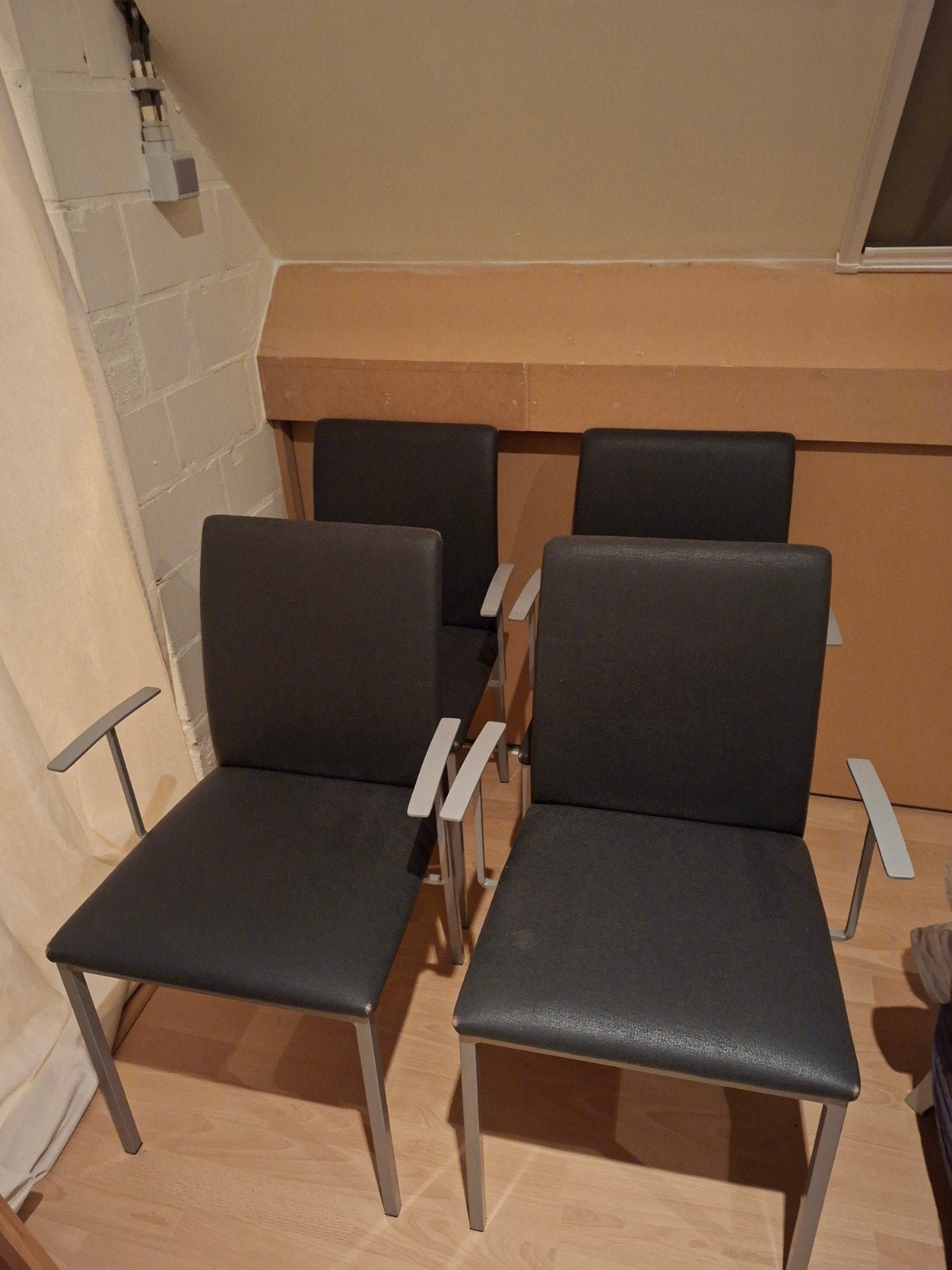 GRATIS - 4 grijze stoelen, Huis en Inrichting, Ophalen, Gebruikt, Grijs, Vier