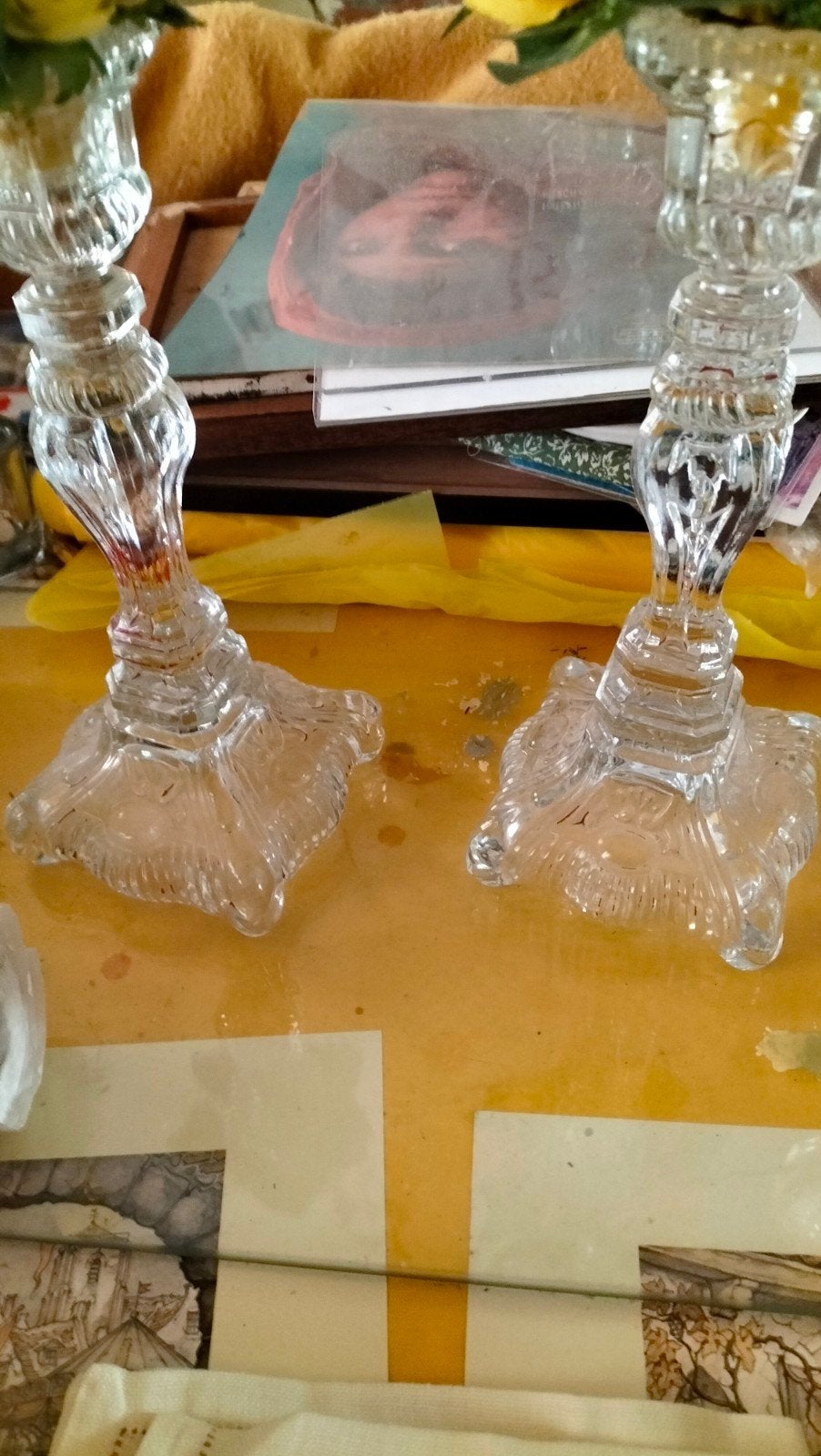 Paire d'anciens candélabres avec motif en relief, Enlèvement