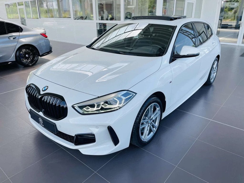 BMW 1 Serie 118 iA * GARANTIE + PACK M + TOIT PANO + LED + G, 1 Reeks, Gebruikt, Zwart, Lichtsensor