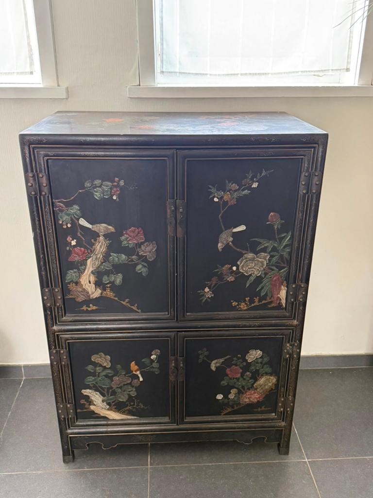 Armoire en laque chinoise antique/vintage avec relief peint, Maison & Meubles, Armoires | Commodes, Utilisé, 50 à 100 cm, 100 à 150 cm