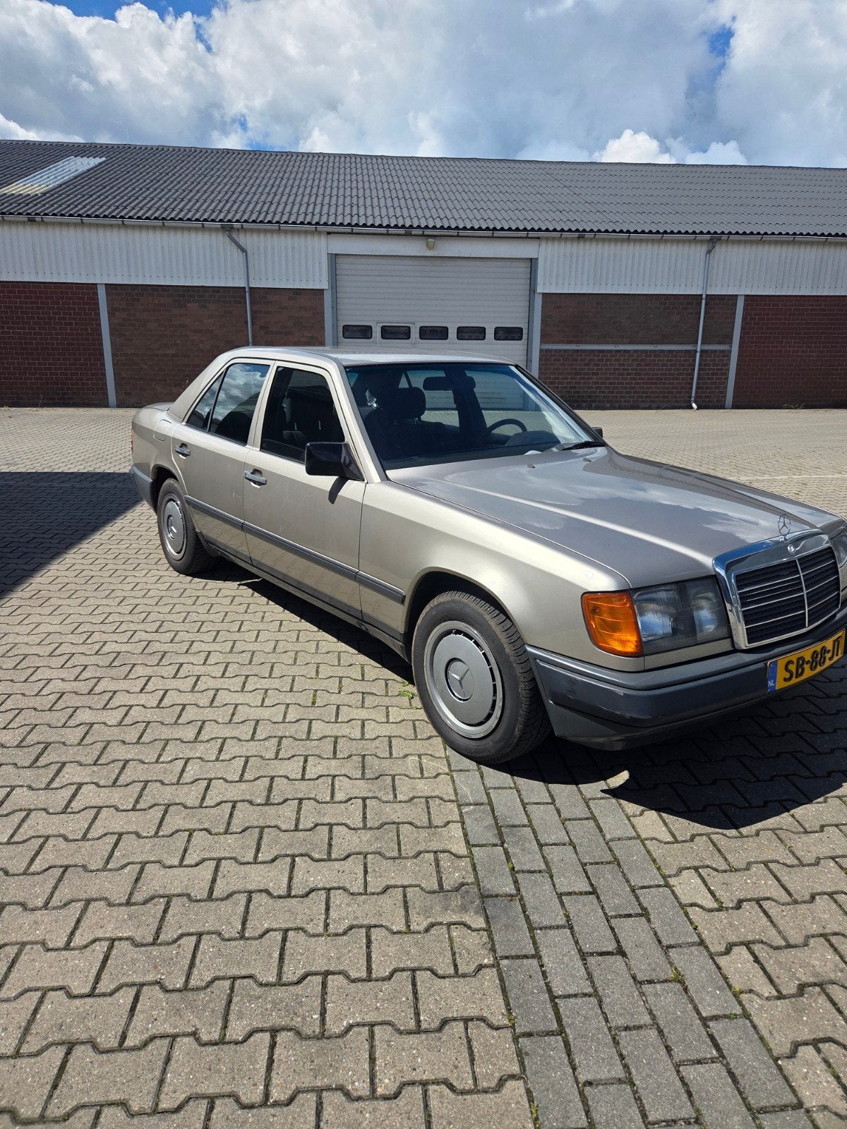 mercedes w124 e200 lpg nieuwstaat belasting vrij, Auto's, Zwart, Bruin, Handgeschakeld, Particulier