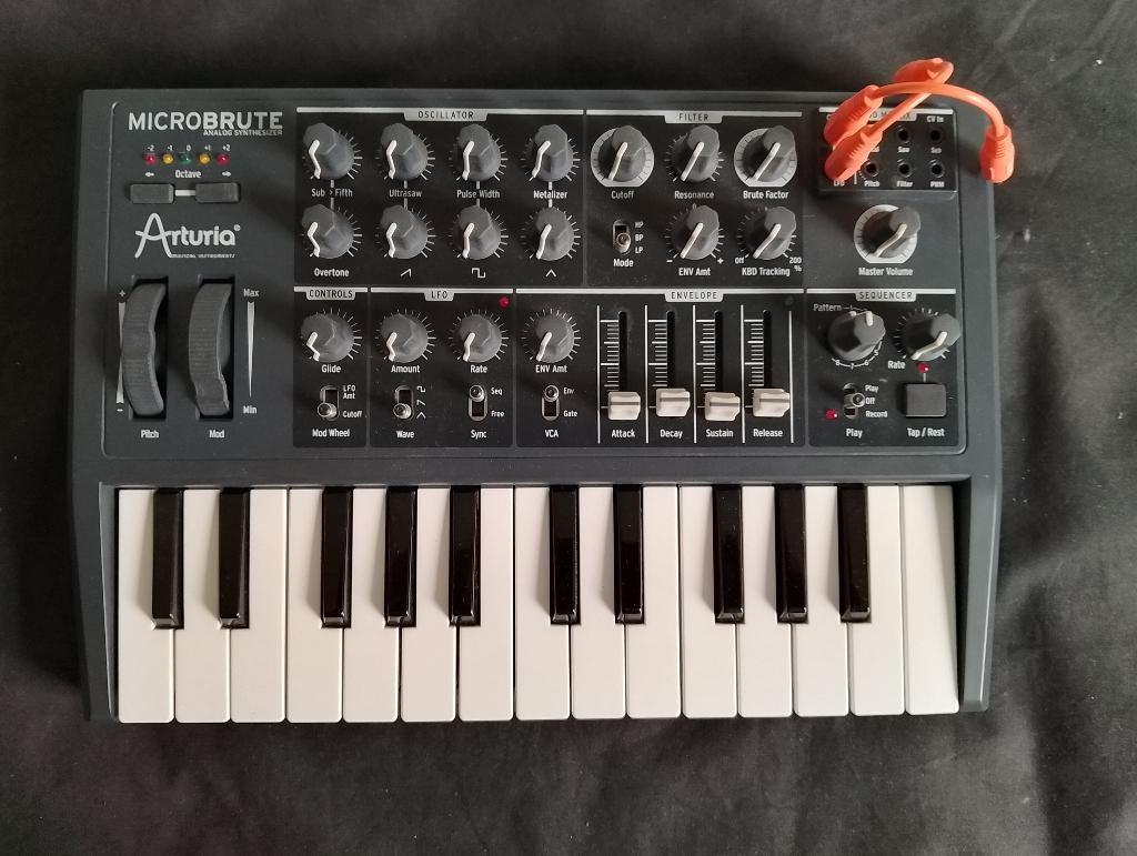 Arturia MicroBrute à vendre, Enlèvement, Comme neuf, Avec connexion MIDI