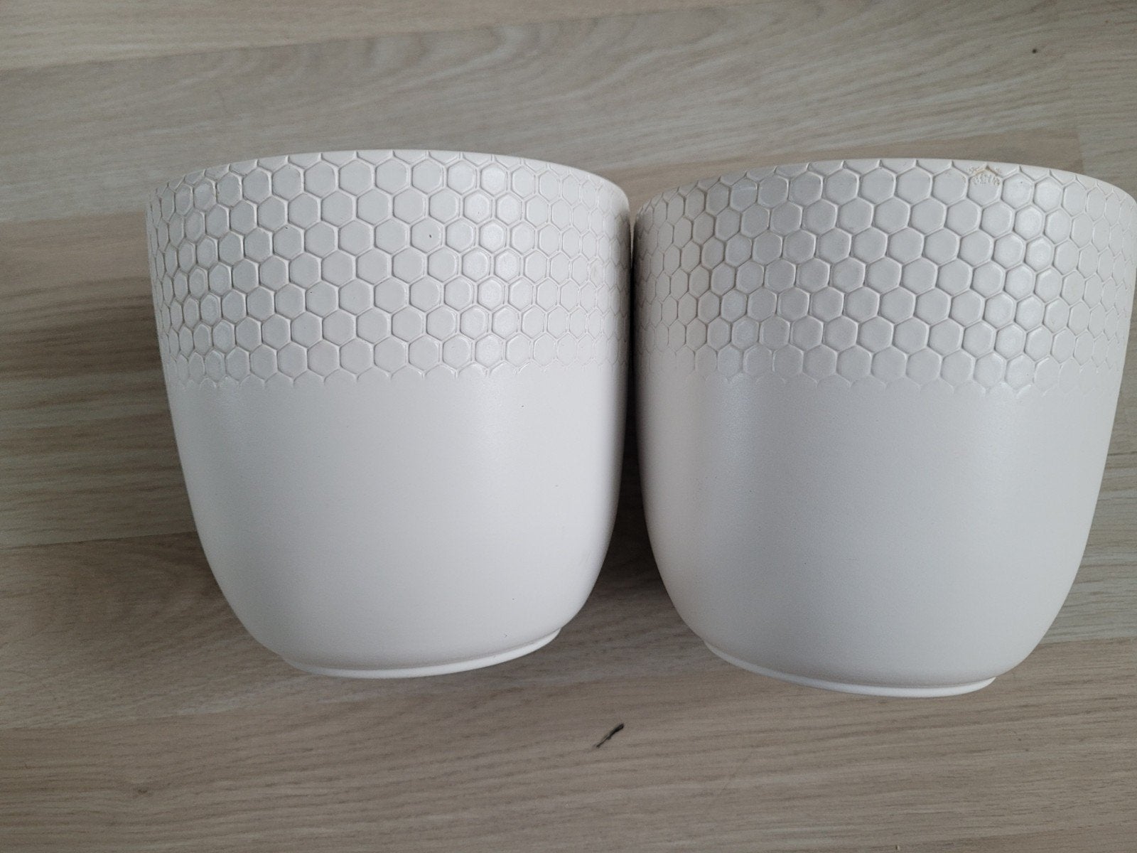 10 witte bloempotten, verschillende motiefjes., Tuin en Terras, Ophalen, Aardewerk