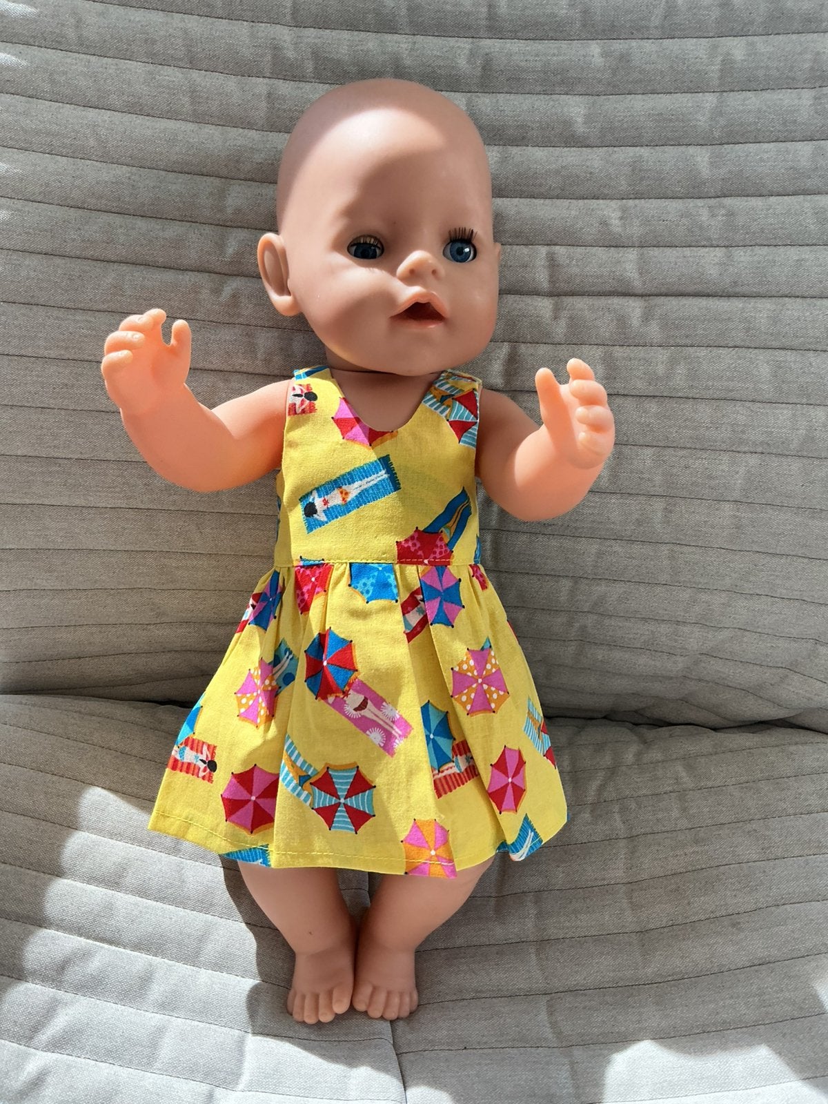 154. Babyborn: Nieuw geel zolerjurkje met parasolletjes, Ophalen of Verzenden, Nieuw, Babypop