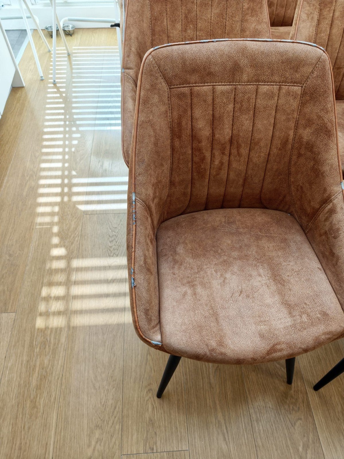 Cognac kleurige kuipstoelen, Enlèvement