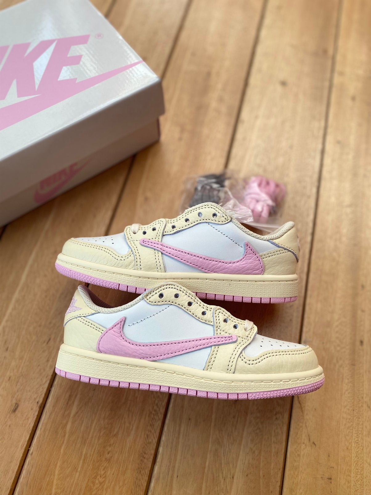 Jordan 1 Low OG SP Travis Scott Shy Pink (PS) 29,5, Jongen of Meisje, Schoenen, Nieuw, Ophalen of Verzenden