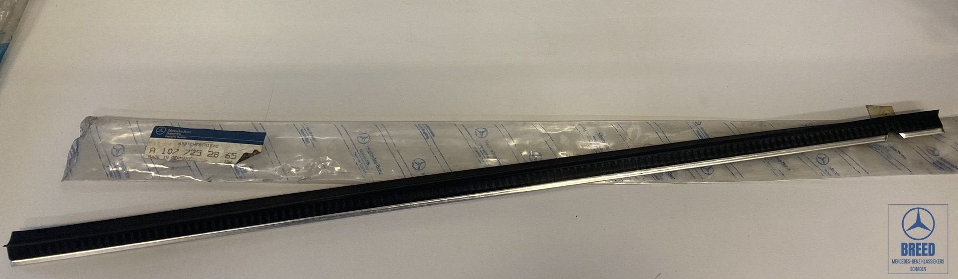 NOS raamsnor binnenzijde rechts voor Mercedes-Benz R107 C107, Auto-onderdelen, Carrosserie, -, Nieuw, Ophalen of Verzenden, -