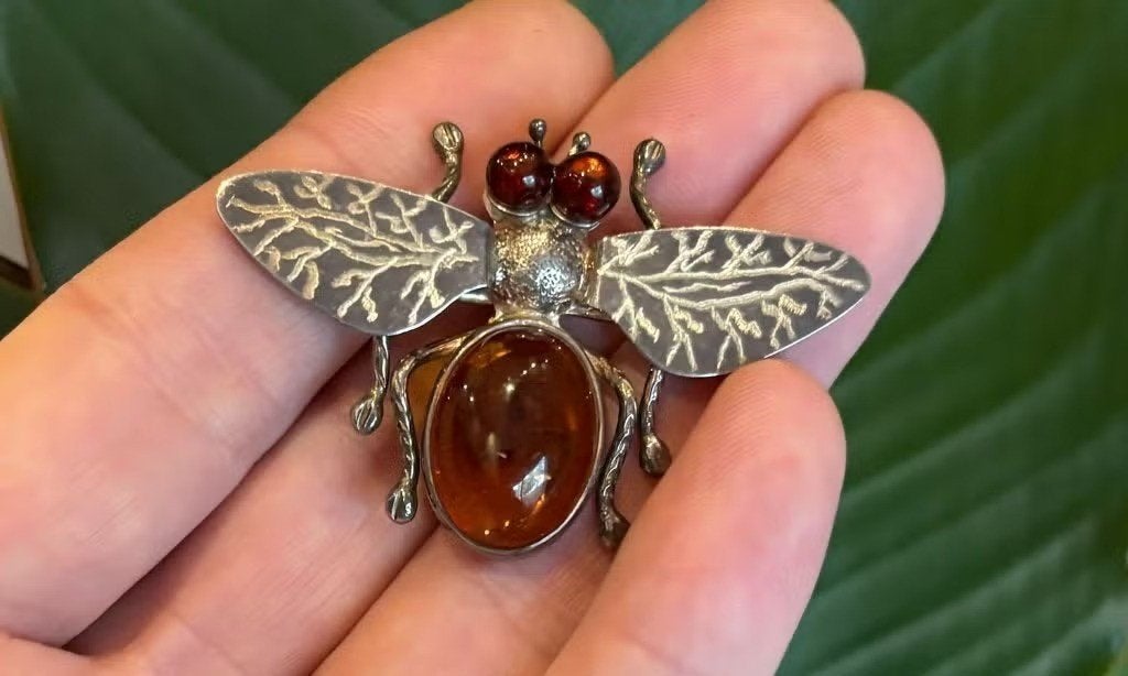 Barnsteen vlieg bij zilveren vintage broche handgemaakt, Ophalen of Verzenden, Broche, Met edelsteen