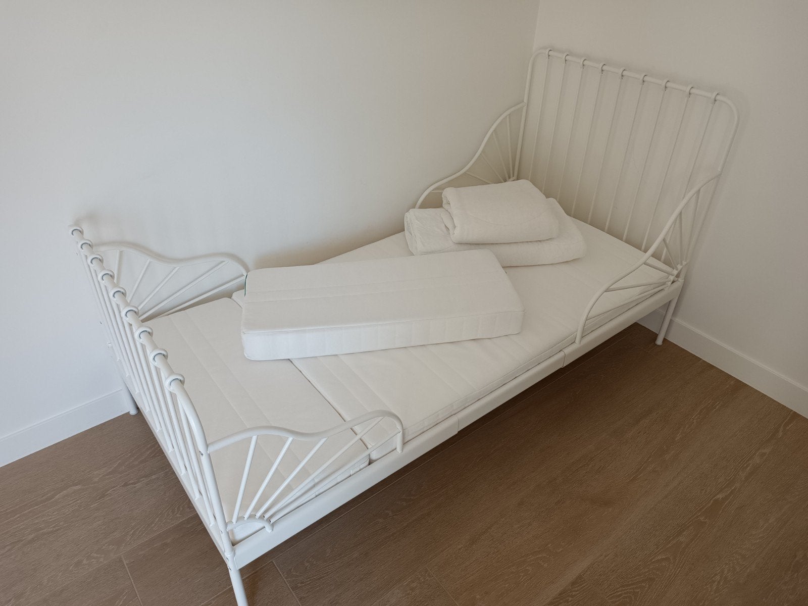 Meegroeibed + meegroei matras + optioneel twee dekbedden, 70 tot 85 cm, Zo goed als nieuw, 180 cm of meer, Ophalen