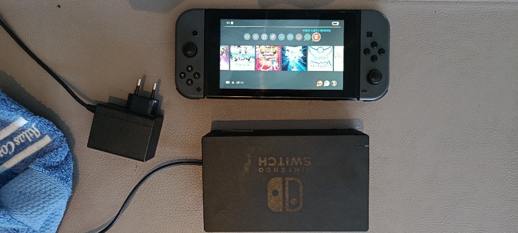 Nintendo Switch + Dock + Super Smash Bro's + 128GB opslag, Games en Spelcomputers, Gebruikt, Ophalen of Verzenden, Met games, Switch Original