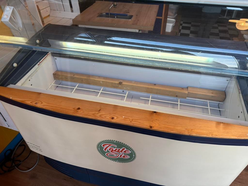 Schepijsvitrine 7 baks 5 liter in goede werkende staat, Gebruikt, 120 tot 140 cm, Vrijstaand, 90 cm of meer