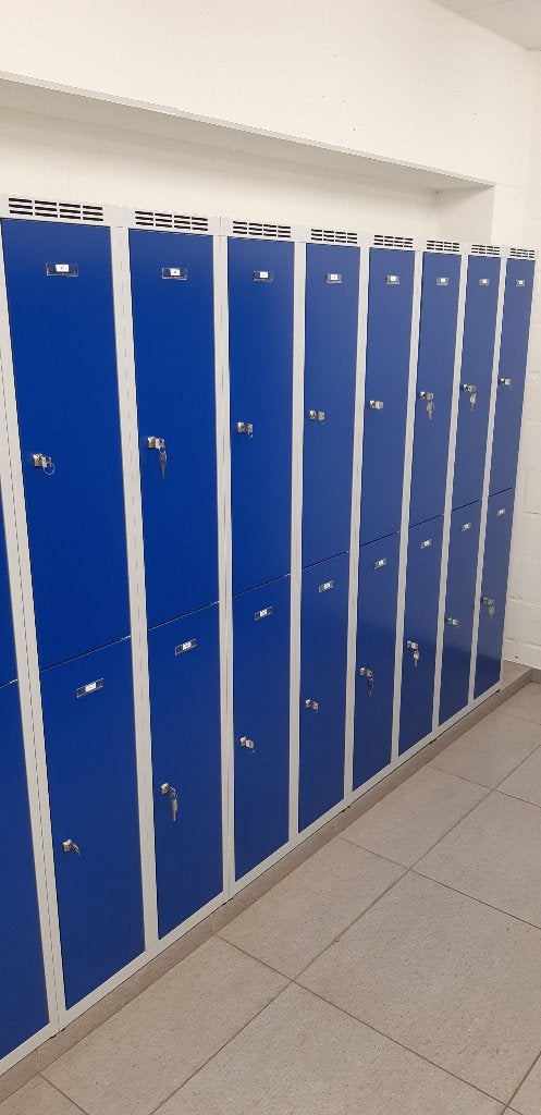 Lockerkasten 2 deurs (1, 2 delig), Ophalen, Zo goed als nieuw, Gepoedercoat plaatstaal