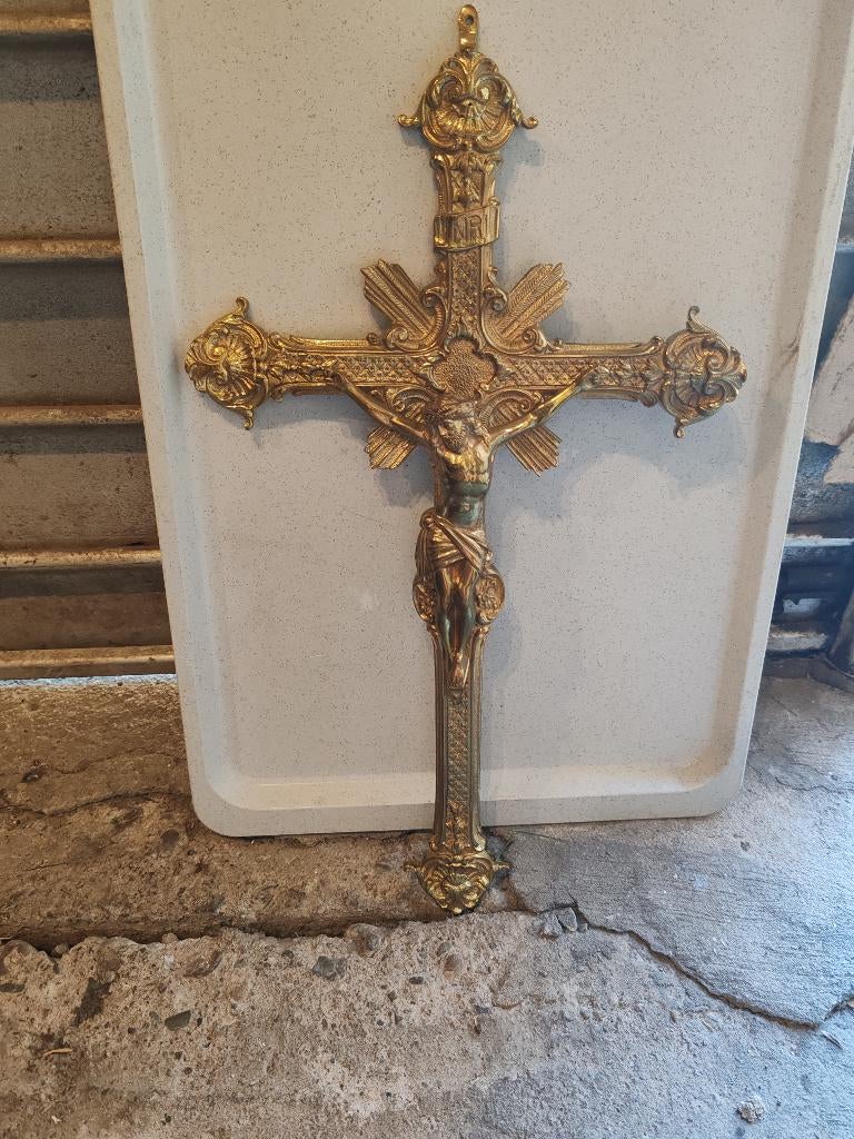 Croix en laiton, Enlèvement