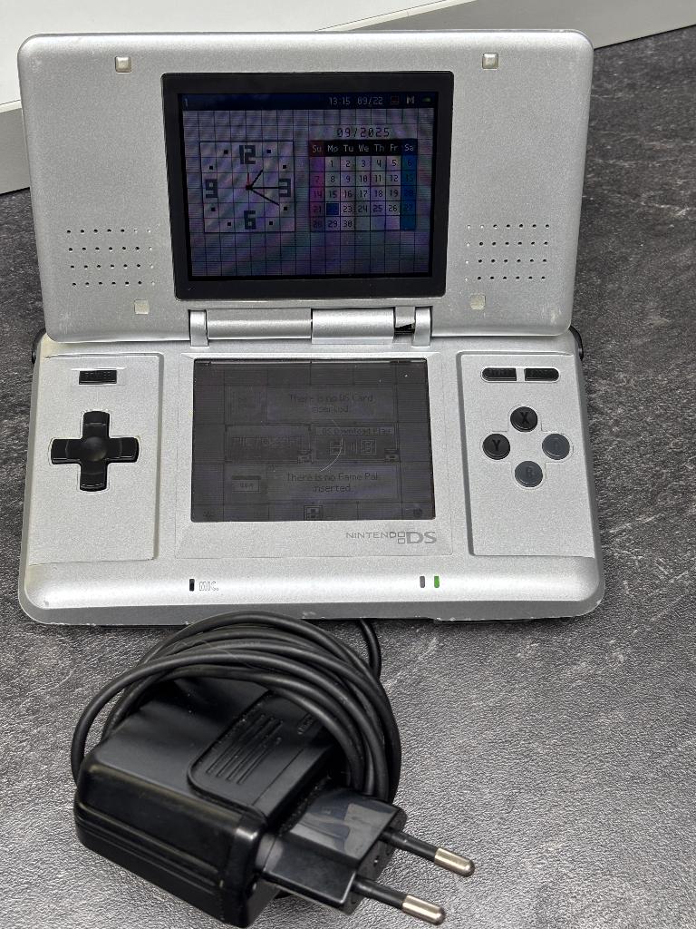 Nintendo DS classic zilver met lader, Games en Spelcomputers, Spelcomputers | Nintendo DS, Ophalen of Verzenden, Gebruikt, Zilver
