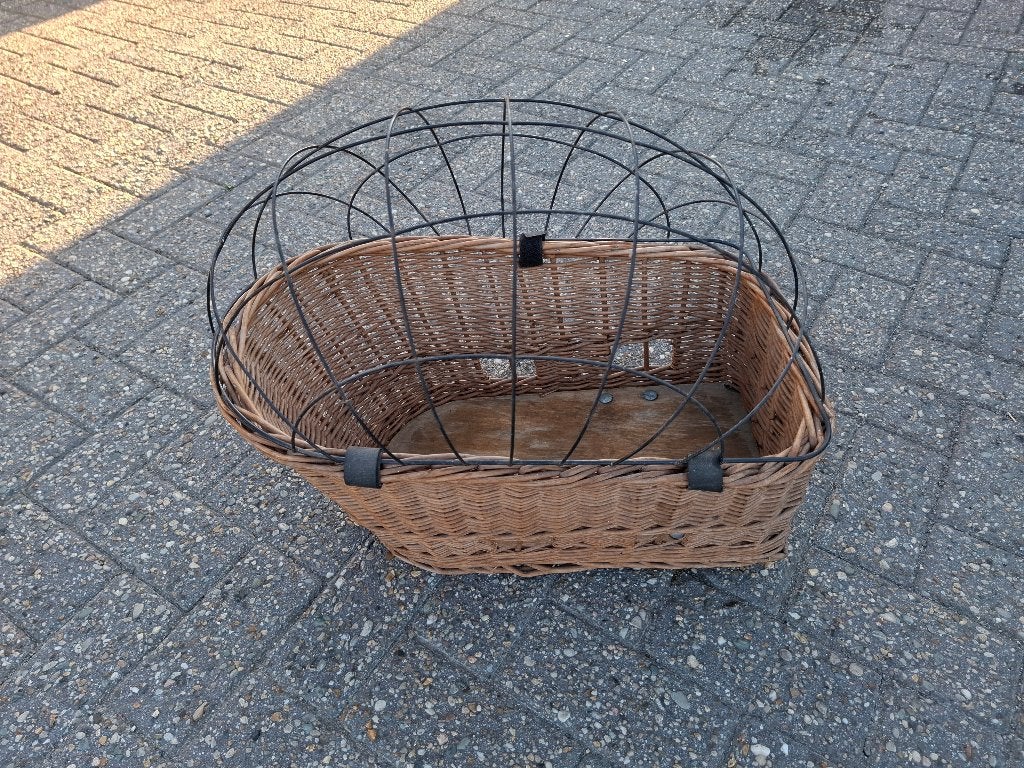 Honden mandje voor achter de fiets, Ophalen, Gebruikt, Riet