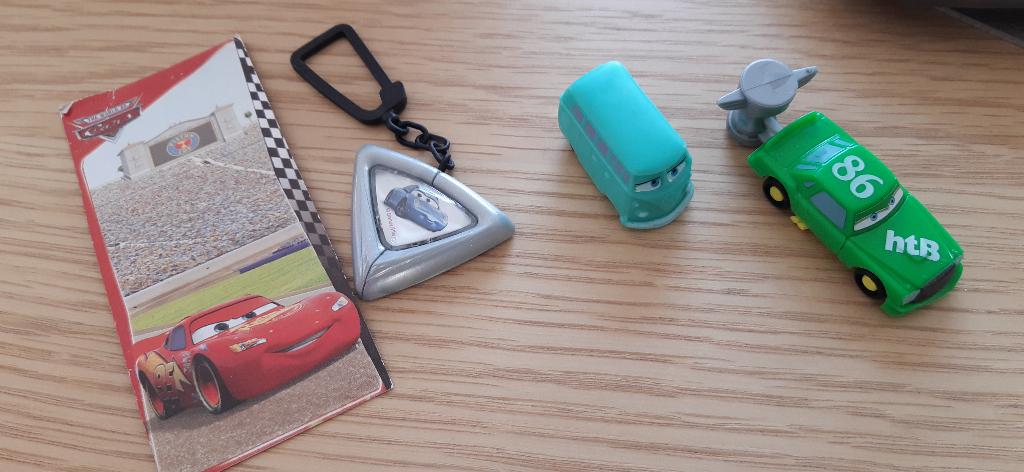 Cars 2x auto Chick Hicks & Fillmore + sleutelhanger Sally, Ophalen of Verzenden, Nieuw