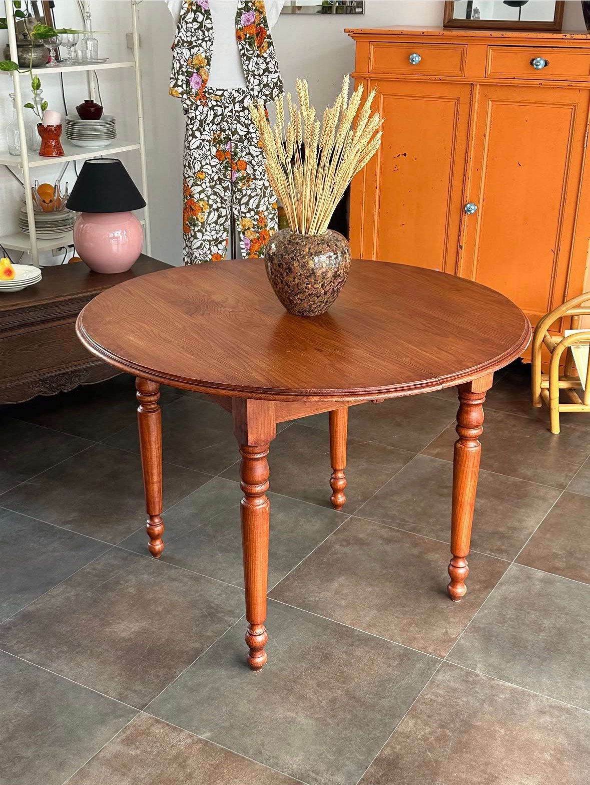 Table ronde extensible en pin teinté brun acajou, Enlèvement, Comme neuf, Pin
