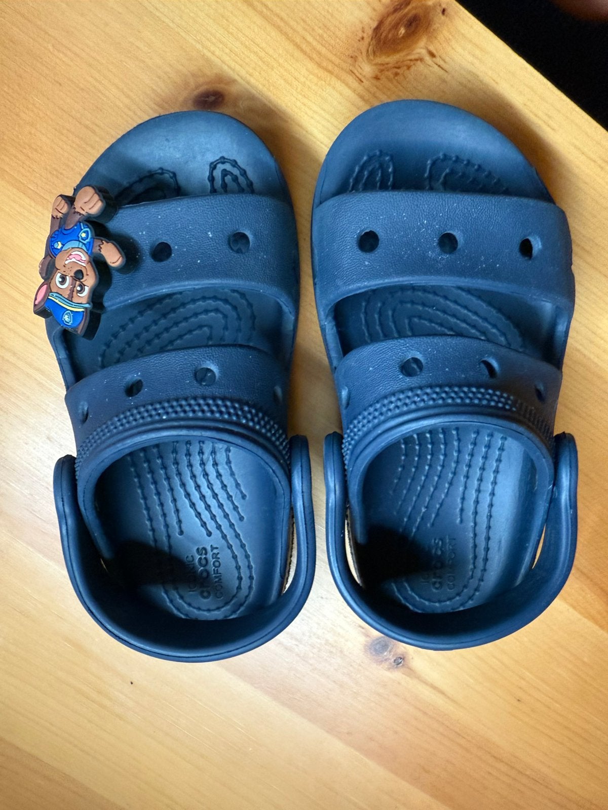 Crocs bleu marine avec pins Chase taille C8 ou 25, Enlèvement ou Envoi, Comme neuf