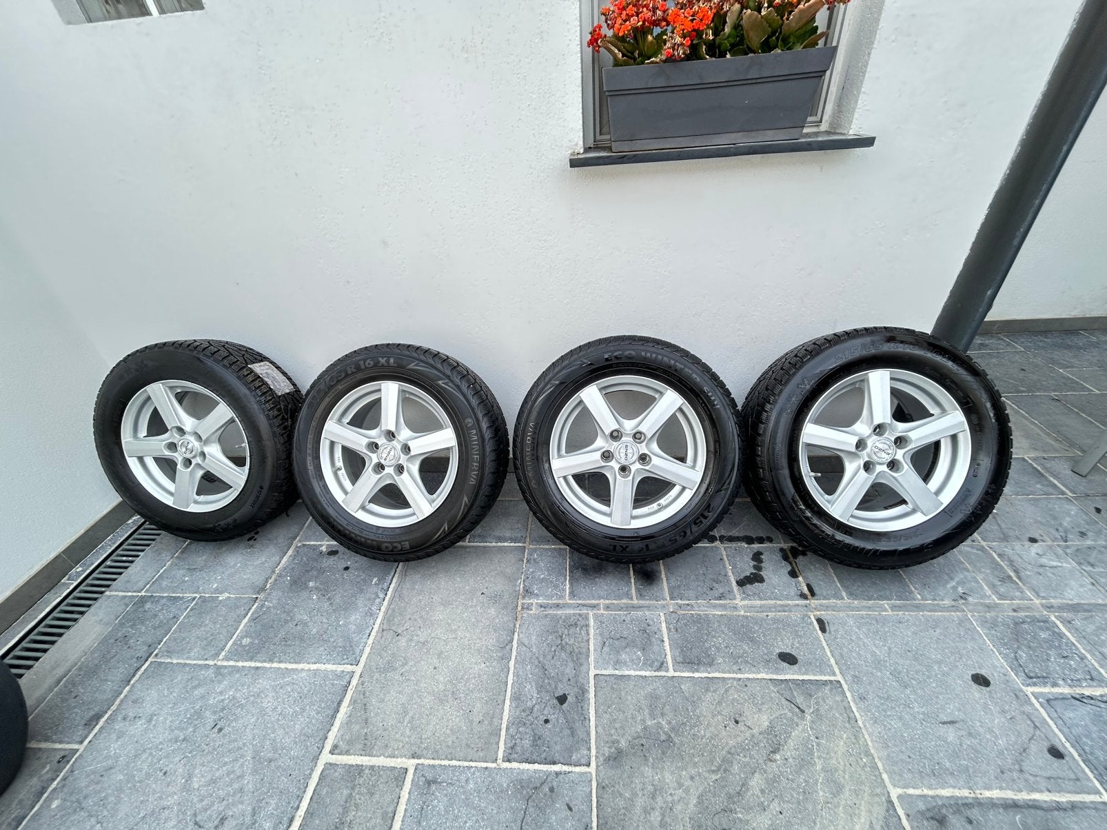 Jantes avec pneu de 16 pouces, Autos : Pièces & Accessoires, Pneus & Jantes, Neuf, Pneus et Jantes, 215 mm, 4 Saisons