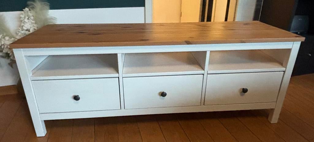 Urgent ! Banc TV - Ikea Hemnes teinté blanc/brun clair, Ophalen, Gebruikt, 100 tot 150 cm, Le bois massif présente un aspect naturel.