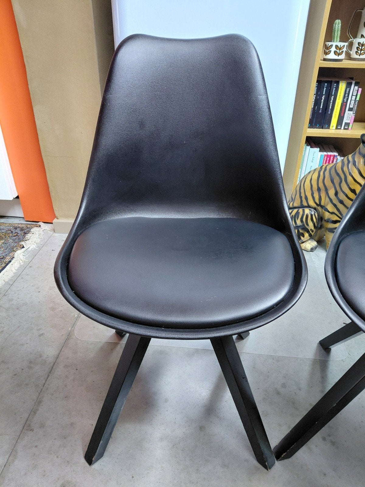 set van 4 zwarte kuipstoelen, Ophalen
