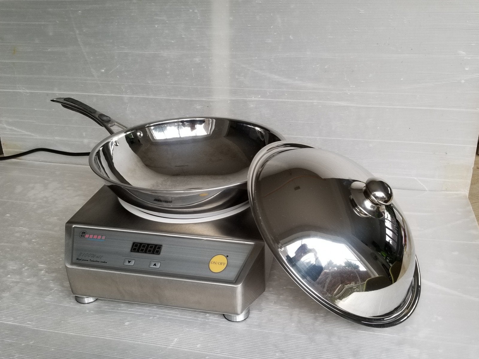 Cuisinière à induction avec poêle à wok convexe (nouvelle), Electroménager, Tables de cuisson, Neuf, Autoportant, Classe énergétique A ou plus économe