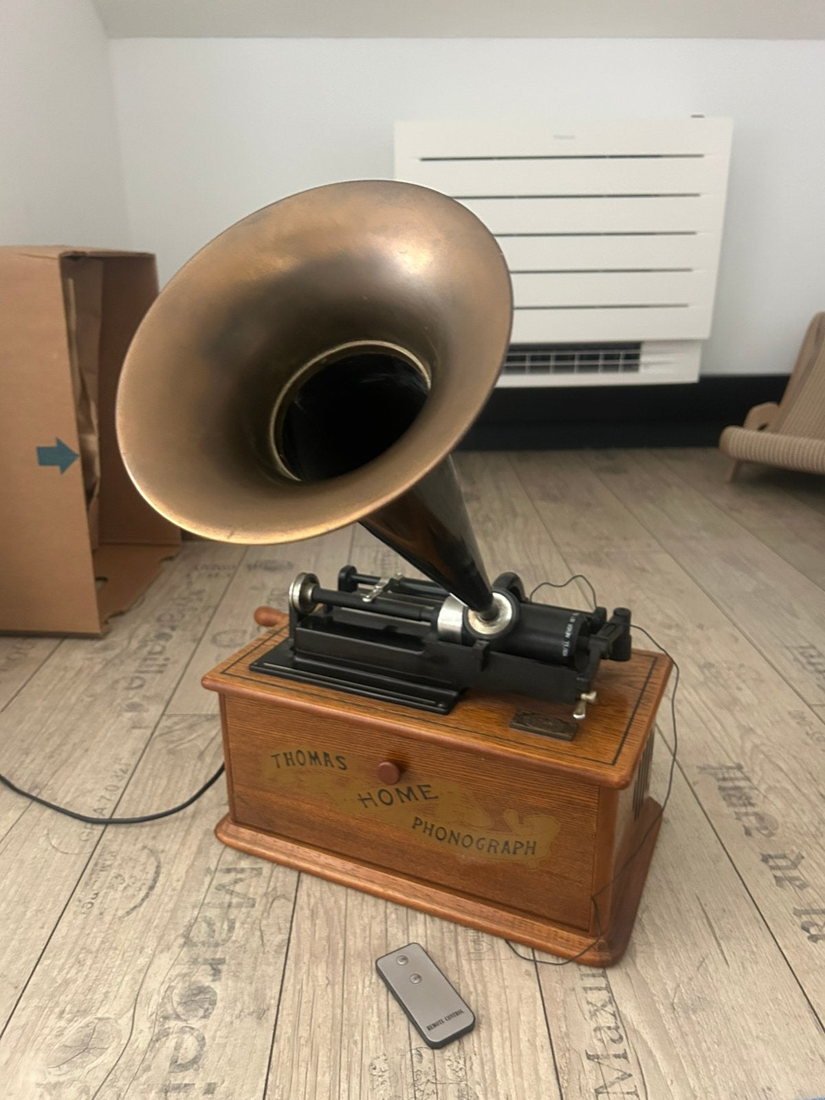 Oude Radio casettespeler in de vorm van een grammofoon., Ophalen