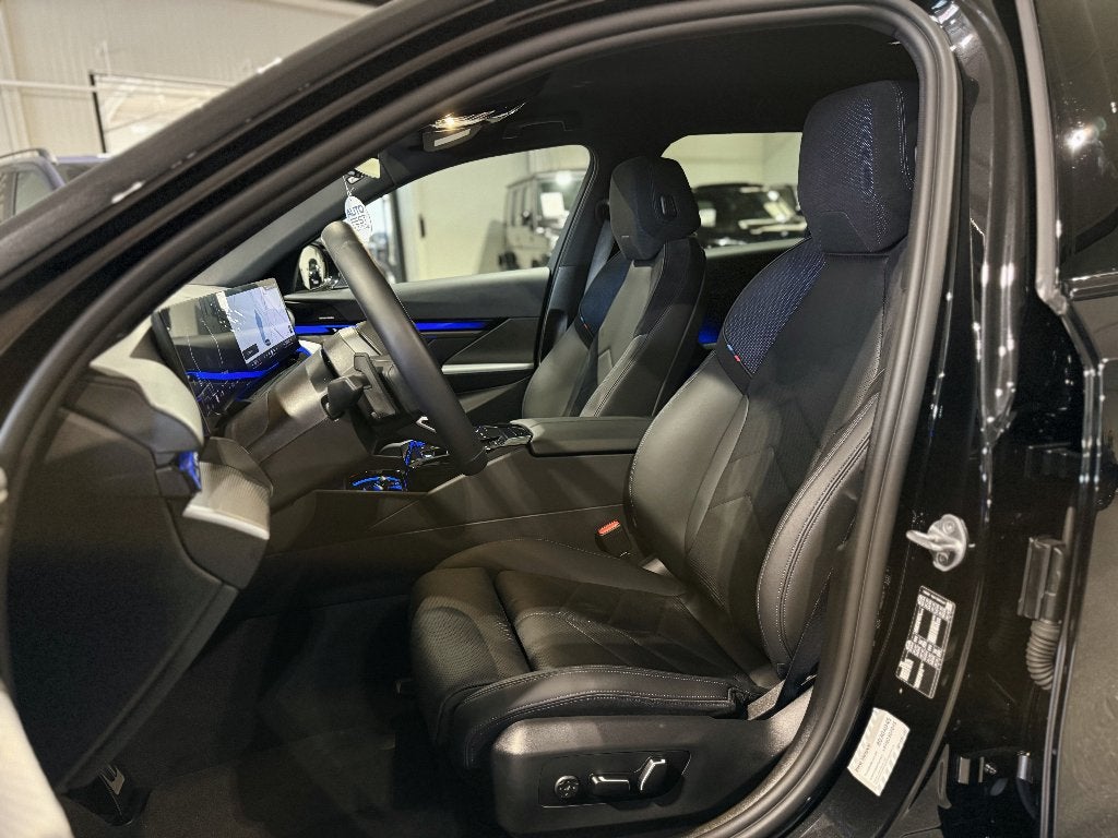 BMW 520iA Touring M-Sport entièrement noir - Garantie, Autos, BMW, Cuir, Entreprise, Entretenue par le concessionnaire, Noir