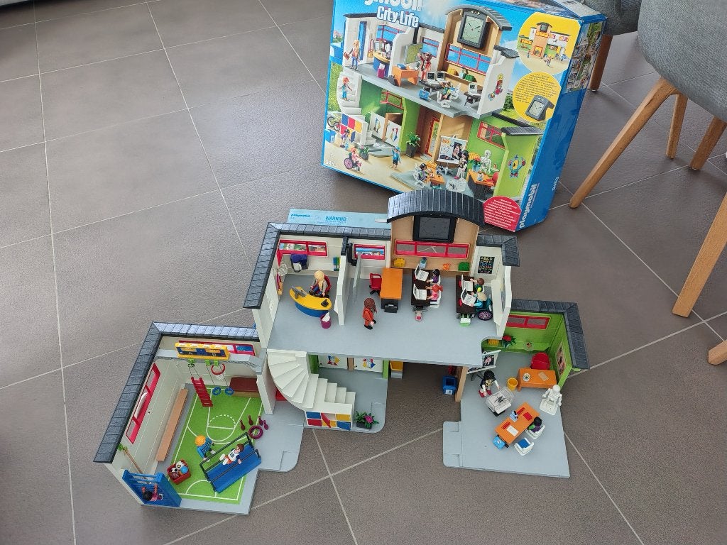 Playmobil school + turnzaal, Kinderen en Baby's, Speelgoed | Playmobil, Gebouw, Complete set, Ophalen of Verzenden, Zo goed als nieuw