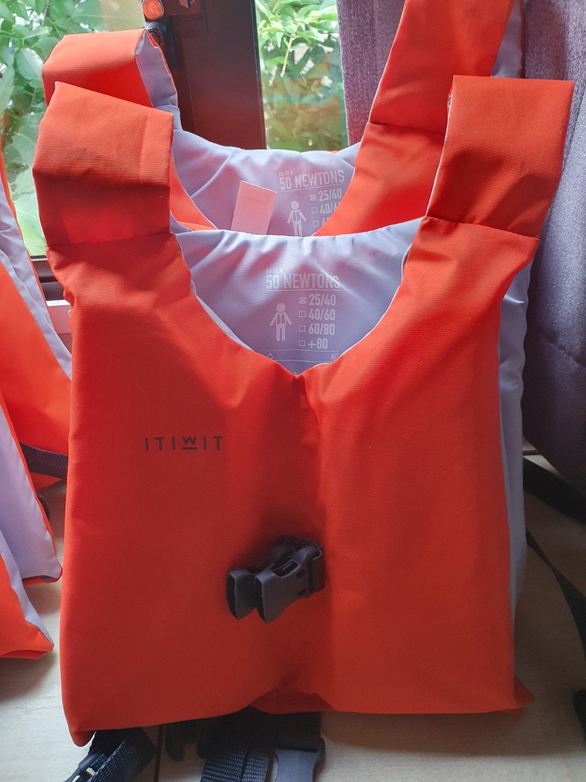 Fluo oranje zwemvesten voor kinderen, Ophalen