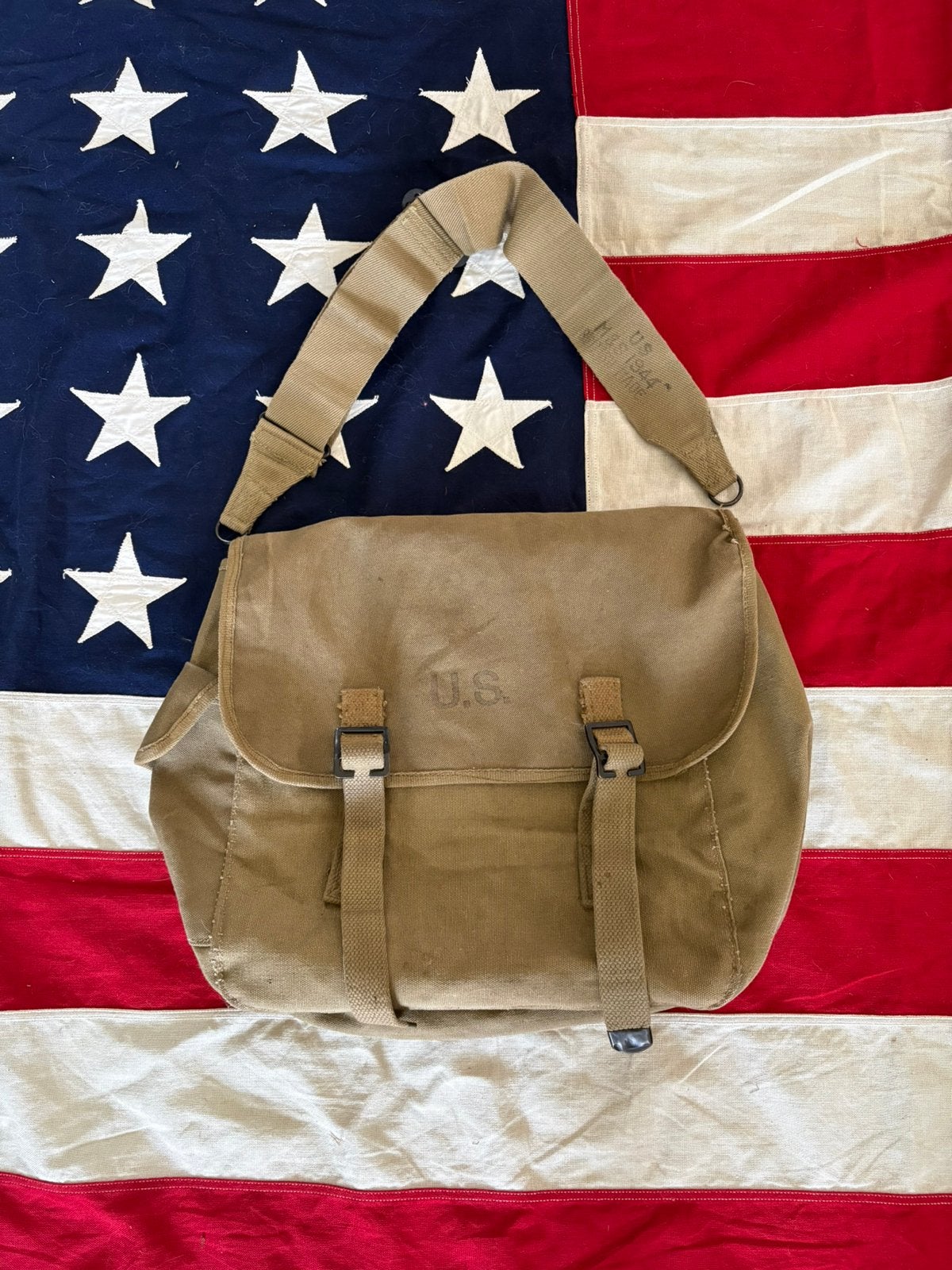 US WW2 british made M1936 musette bag ‘43 + sling, Collections, Objets militaires | Seconde Guerre mondiale, Enlèvement ou Envoi