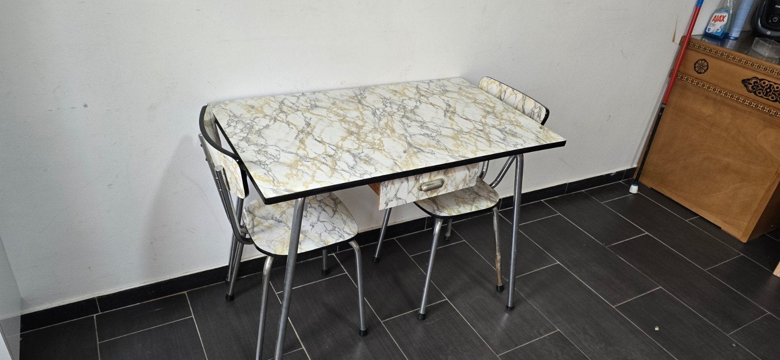 très jolie table en formica marbré avec tiroir et deux chais, Enlèvement ou Envoi