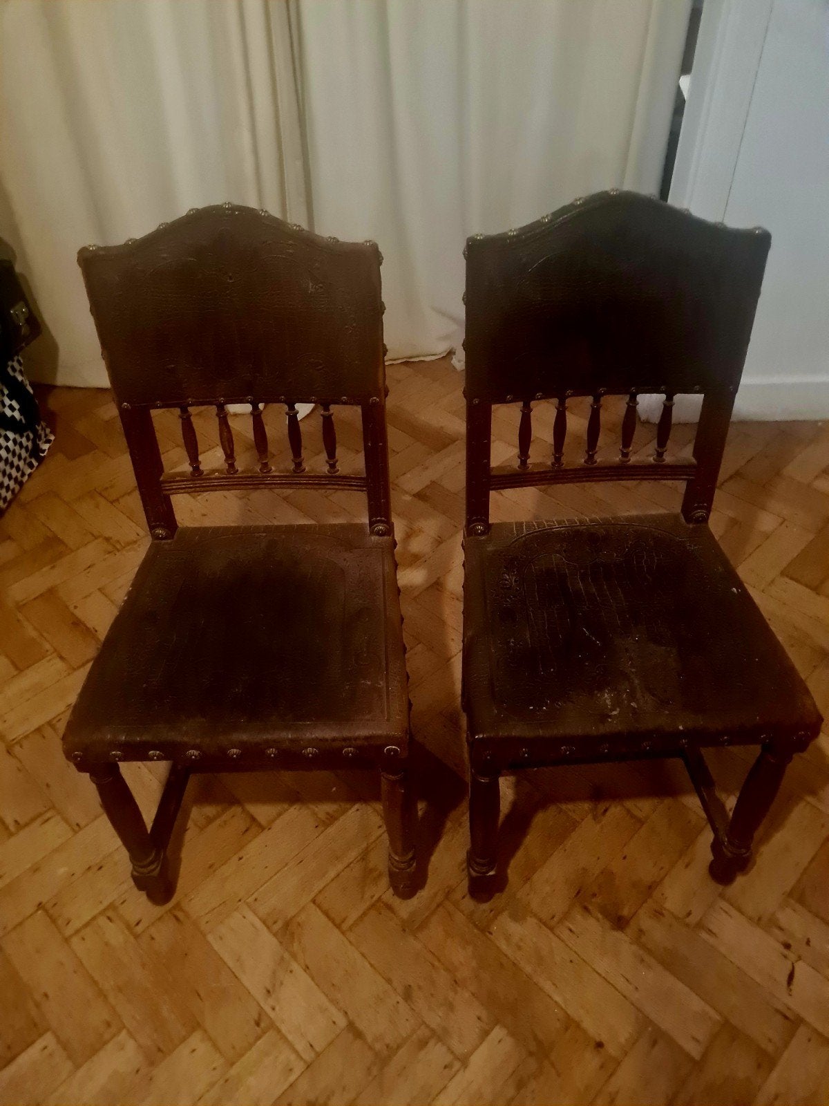 2 chaises en cuir cloutées style Henri ll/ LouisXIII
Louis X, Maison & Meubles, Enlèvement, Utilisé, Brun, Bois