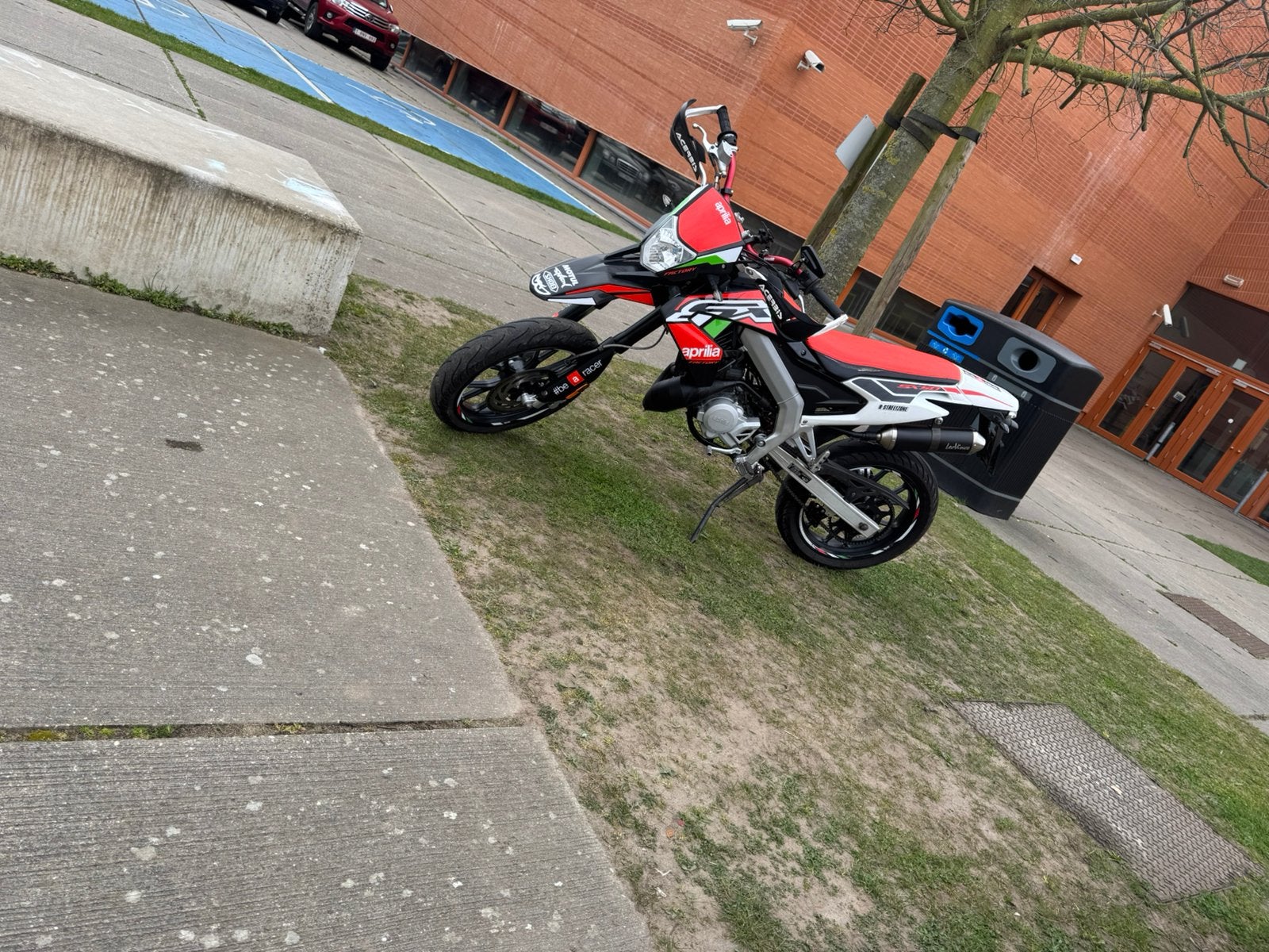 Aprilia sx 50 factory, Fietsen en Brommers, 6 versnellingen, Zo goed als nieuw, 50 cc, Ophalen