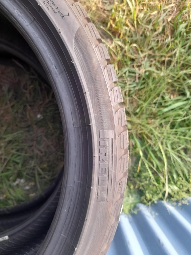 2 pneus Pirelli 225 40 R18 neufs, Enlèvement
