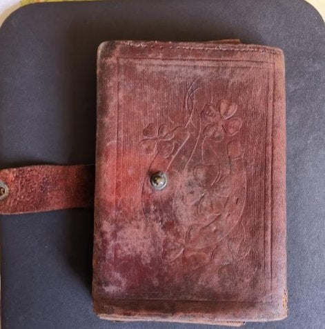 Ancien porte feuilles, Enlèvement ou Envoi