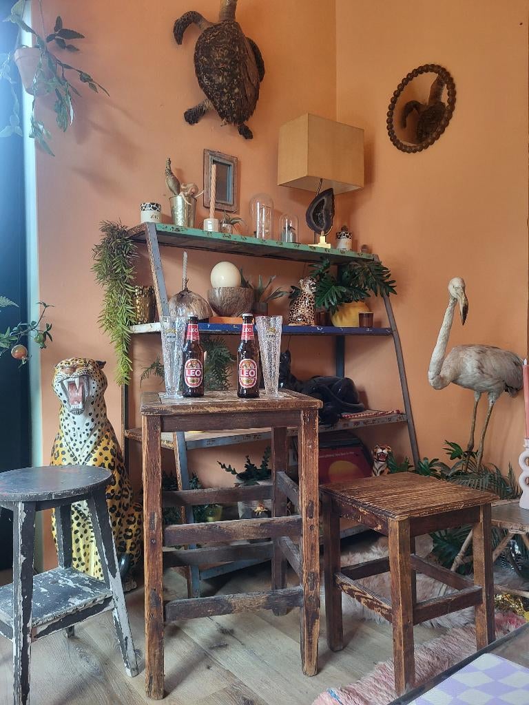 Oude houten kruk / tafeltje, Antiquités & Art, Curiosités & Brocante, Enlèvement ou Envoi