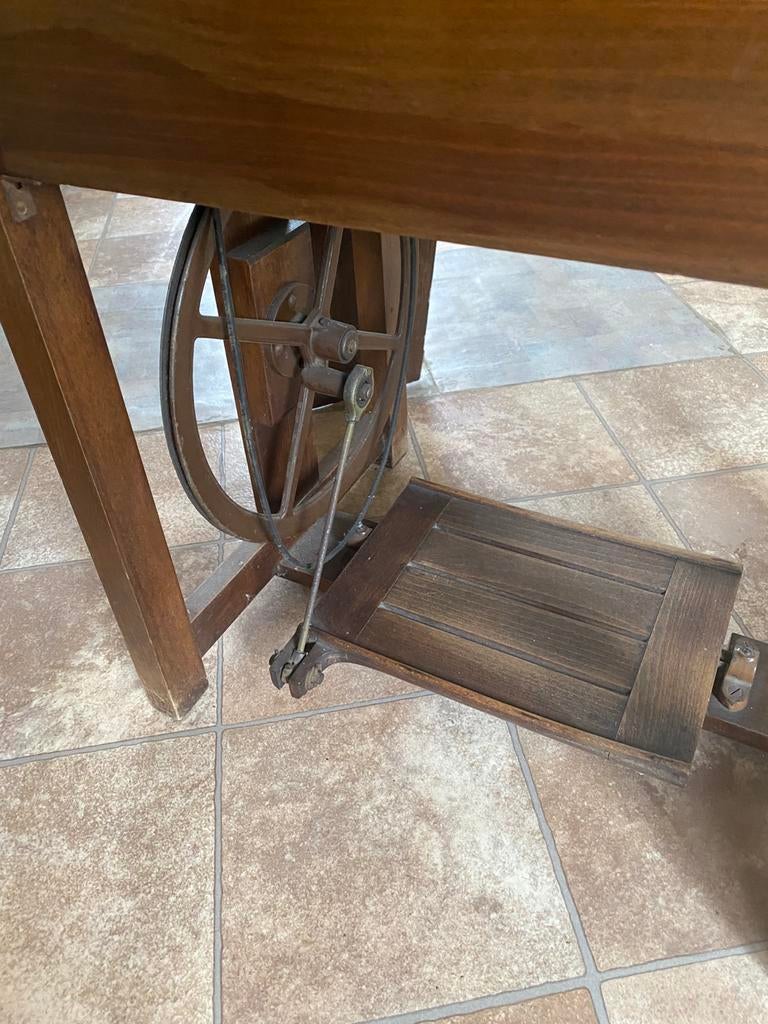 Erres tafelnaaimachine, Ophalen