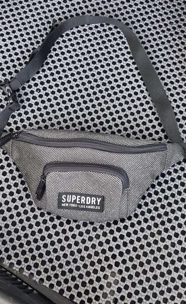 Sac de taille Superdry, Enlèvement