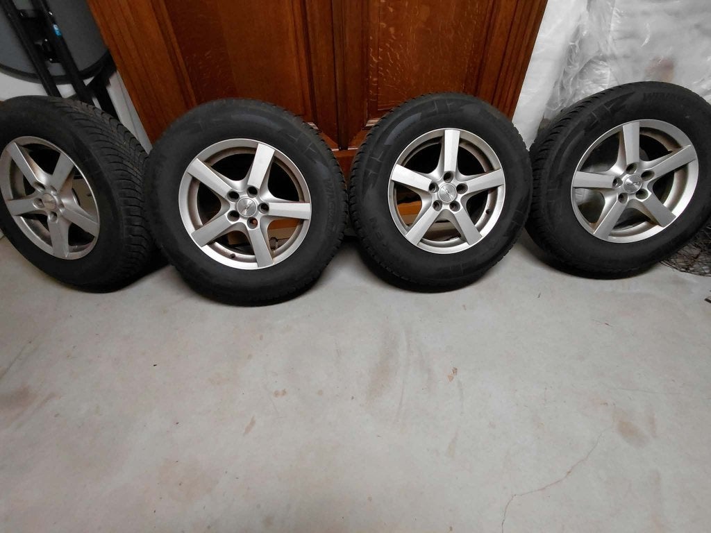 Pneus neige 215/70/16 montés sur jantes Kia, Autos : Pièces & Accessoires, 16 pouces, Véhicule de tourisme, Pneu(s), Enlèvement