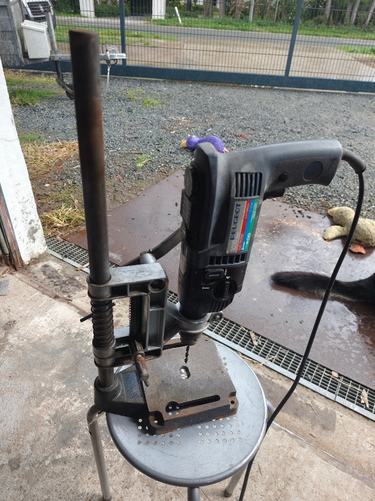 kolomboormachine peugeot in werkende staat, Doe-het-zelf en Bouw, Gereedschap | Boormachines, Ophalen, Klopboormechanisme, Kolomboormachine