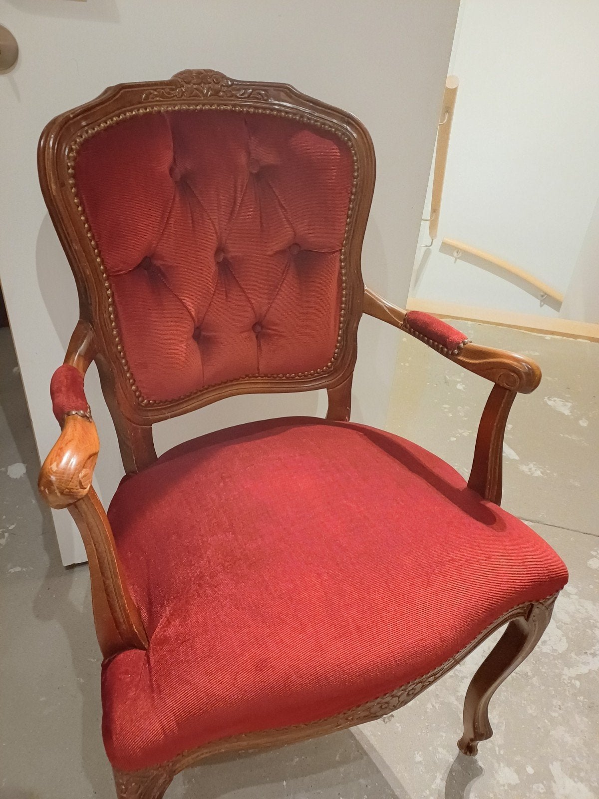Oude stoel, rode velours, Ophalen