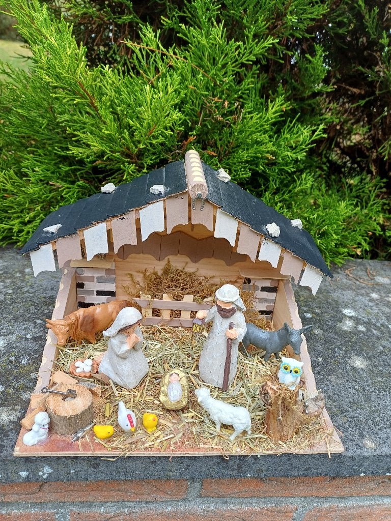 Nieuwe handgemaakte kerstwieg met beeldjes, verlichting F189, Ophalen of Verzenden, Nieuw, Feestartikel