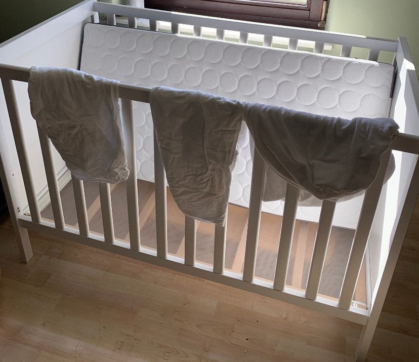 Baby bed in hoogte verstelbaar met matras en 3 hoeslakens, Kinderen en Baby's, Ophalen, Zo goed als nieuw
