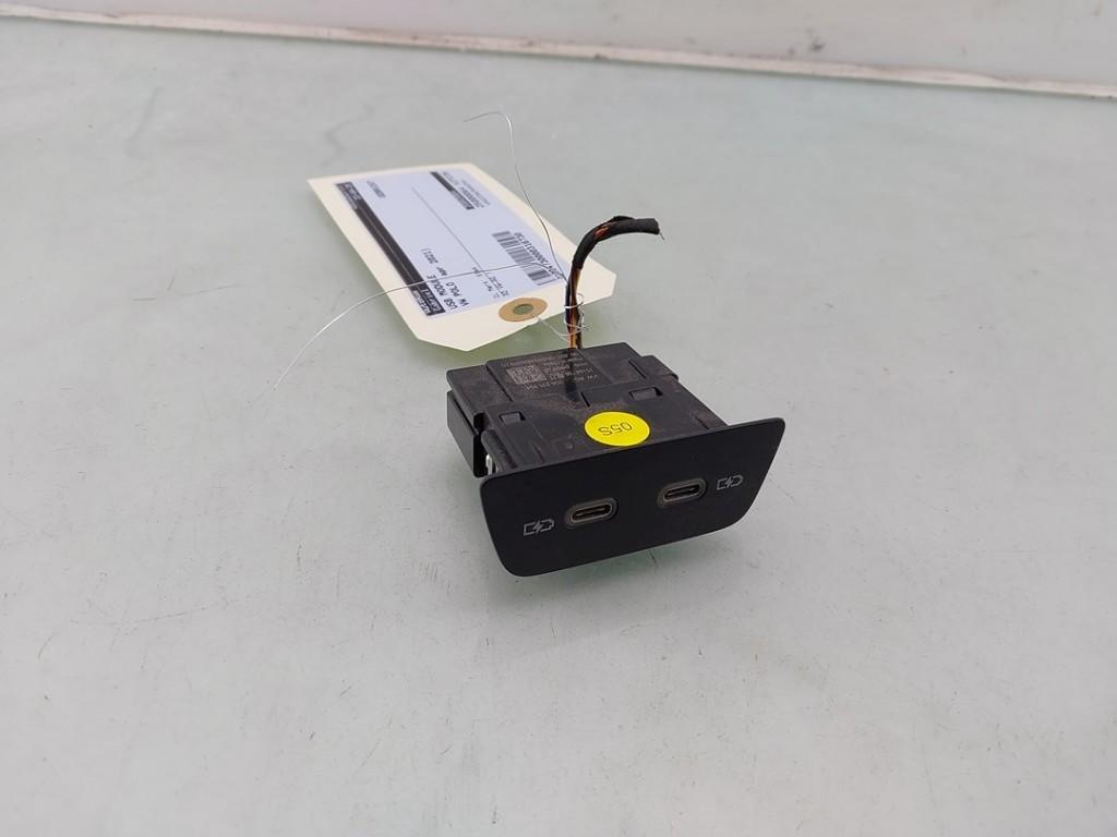 AUX/USB POORT Volkswagen Polo VI (AW1) (|2G6035954|), Auto-onderdelen, Dhr. J. Ham, Gebruikt, Volkswagen, Administratie@autoham.nl