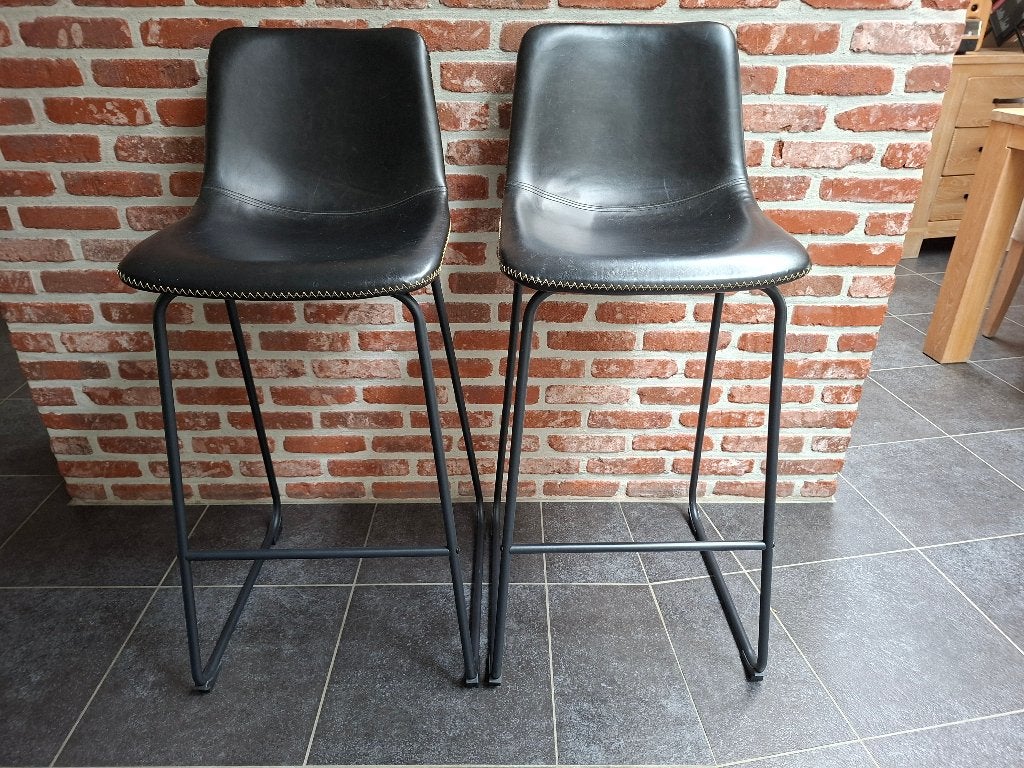 Twee lederen barkrukken zwart, Maison & Meubles, Tabourets de bar, Avec repose-pieds, 2 tabourets, Comme neuf, Enlèvement