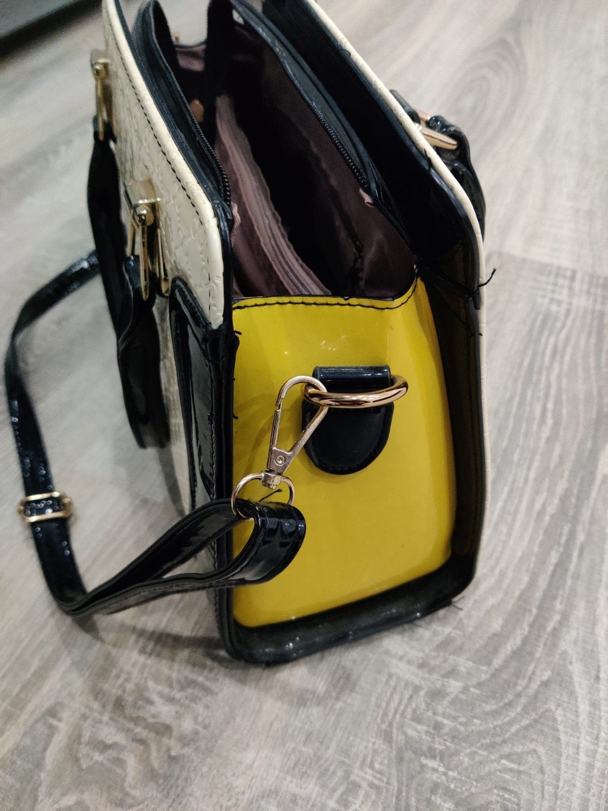 Sac à main blanc avec accents noirs et côtés jaunes, Enlèvement ou Envoi, Sac à main