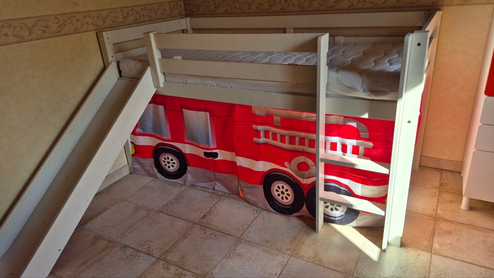 lit / toboggan camion de pompier enfant  impeccable, Enlèvement, Comme neuf, Lit mi-hauteur mezzanine